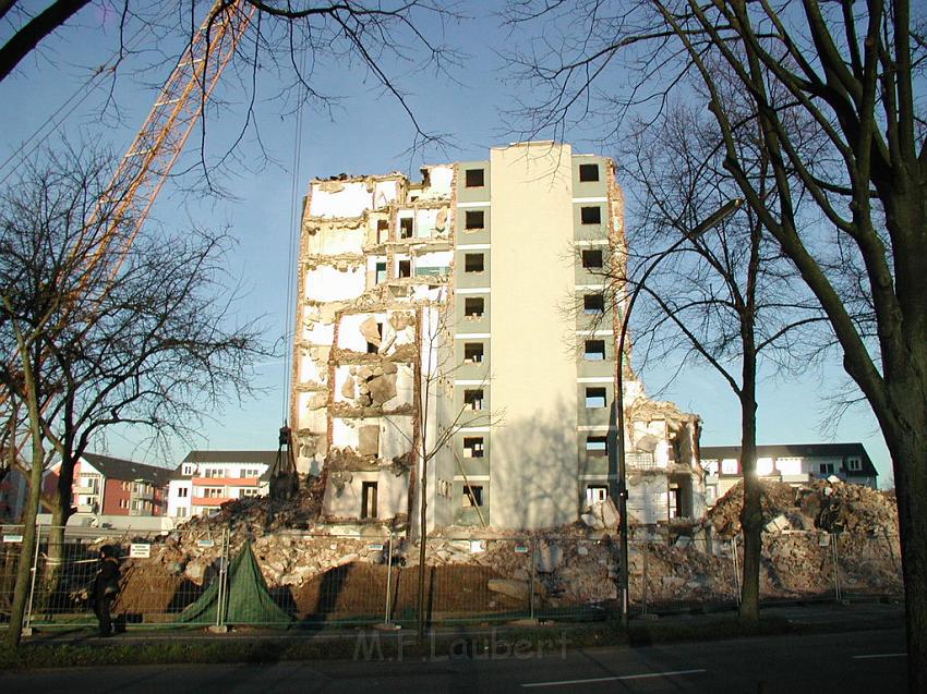 Abriss Hochaus Koeln Vingst 05.JPG